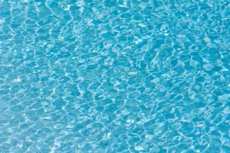 découvrez comment maintenir une eau de piscine claire et cristalline grâce à nos conseils d'entretien et de traitement efficaces.