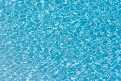 découvrez comment maintenir une eau de piscine claire et cristalline grâce à nos conseils d'entretien et de traitement efficaces.