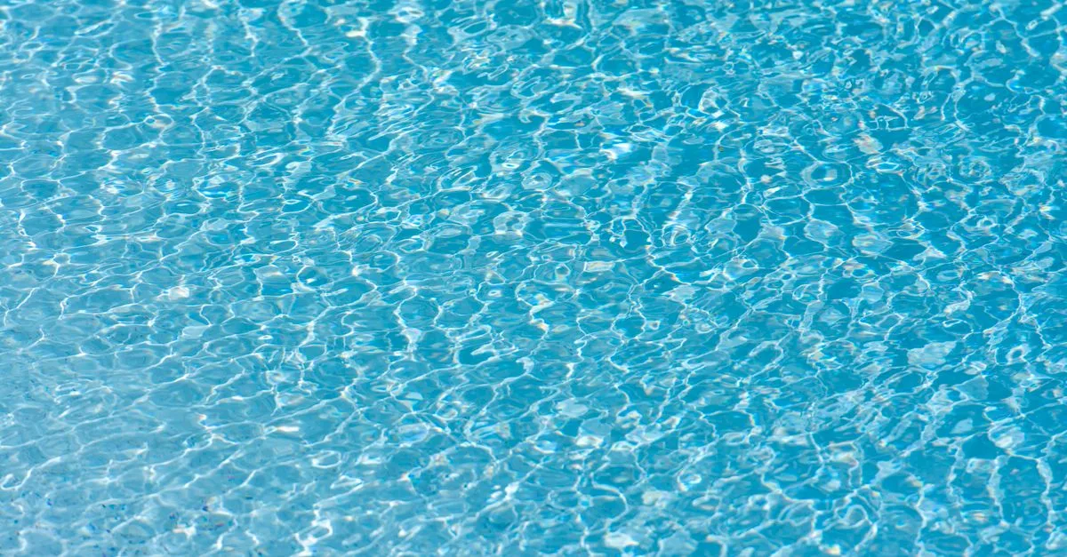 découvrez comment maintenir une eau de piscine claire et cristalline grâce à nos conseils d'entretien et de traitement efficaces.