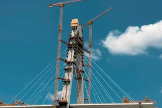 découvrez les meilleures pratiques pour l'espacement des plaques en acier (steel decking) afin d'assurer la solidité et la sécurité des structures métalliques.