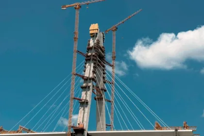 découvrez les meilleures pratiques pour l'espacement des plaques en acier (steel decking) afin d'assurer la solidité et la sécurité des structures métalliques.