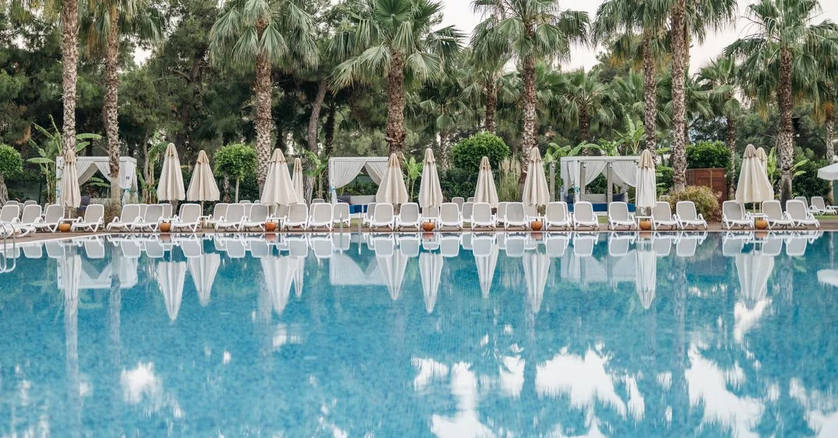 découvrez quelles arbres éviter de planter près d'une piscine pour prévenir les problèmes d'entretien et garantir un espace extérieur propre et agréable.