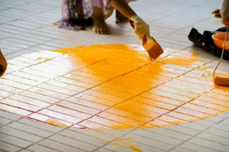 découvrez comment personnaliser vos sols avec la peinture pour carrelage : des techniques faciles et des idées créatives pour transformer vos pièces.