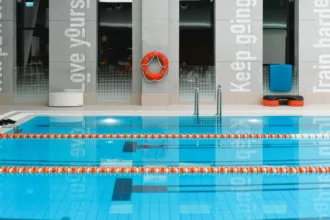 découvrez les règlements essentiels pour assurer la sécurité et la conformité de votre piscine, incluant les normes légales et les bonnes pratiques à suivre.