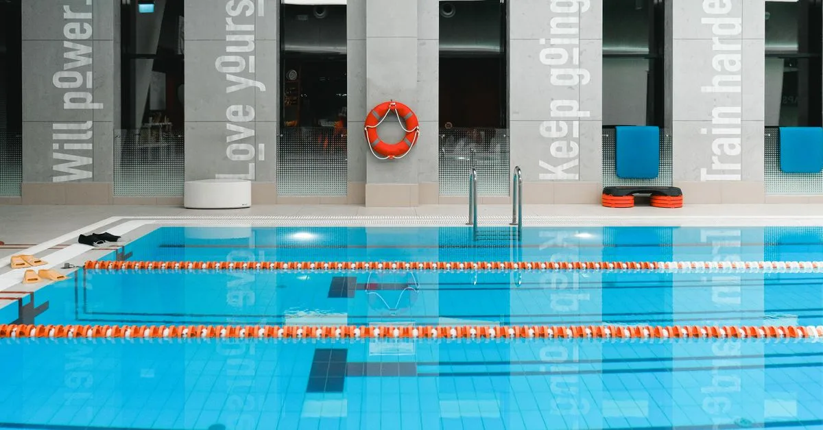 découvrez les règlements essentiels pour assurer la sécurité et la conformité de votre piscine, incluant les normes légales et les bonnes pratiques à suivre.