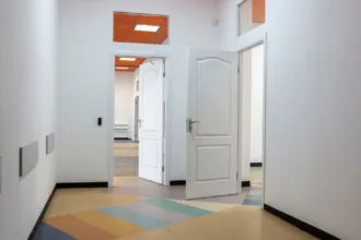 découvrez les dimensions standards d’une trappe d’accès au plafond et les conseils pour choisir la taille adaptée à votre installation.