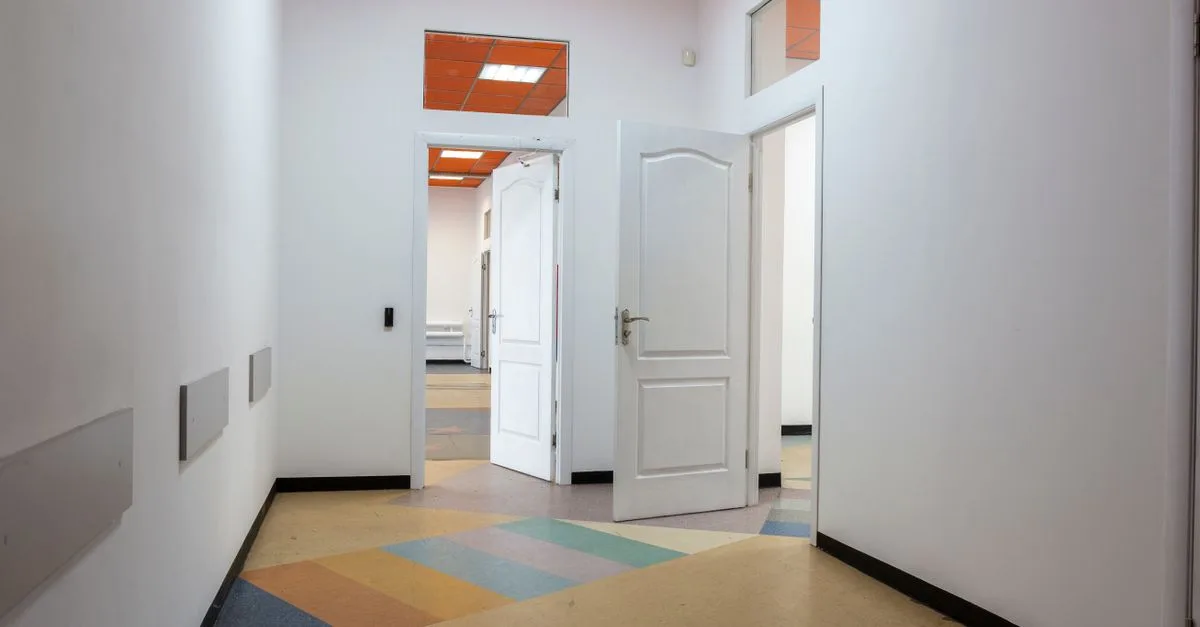 découvrez les dimensions standards d’une trappe d’accès au plafond et les conseils pour choisir la taille adaptée à votre installation.