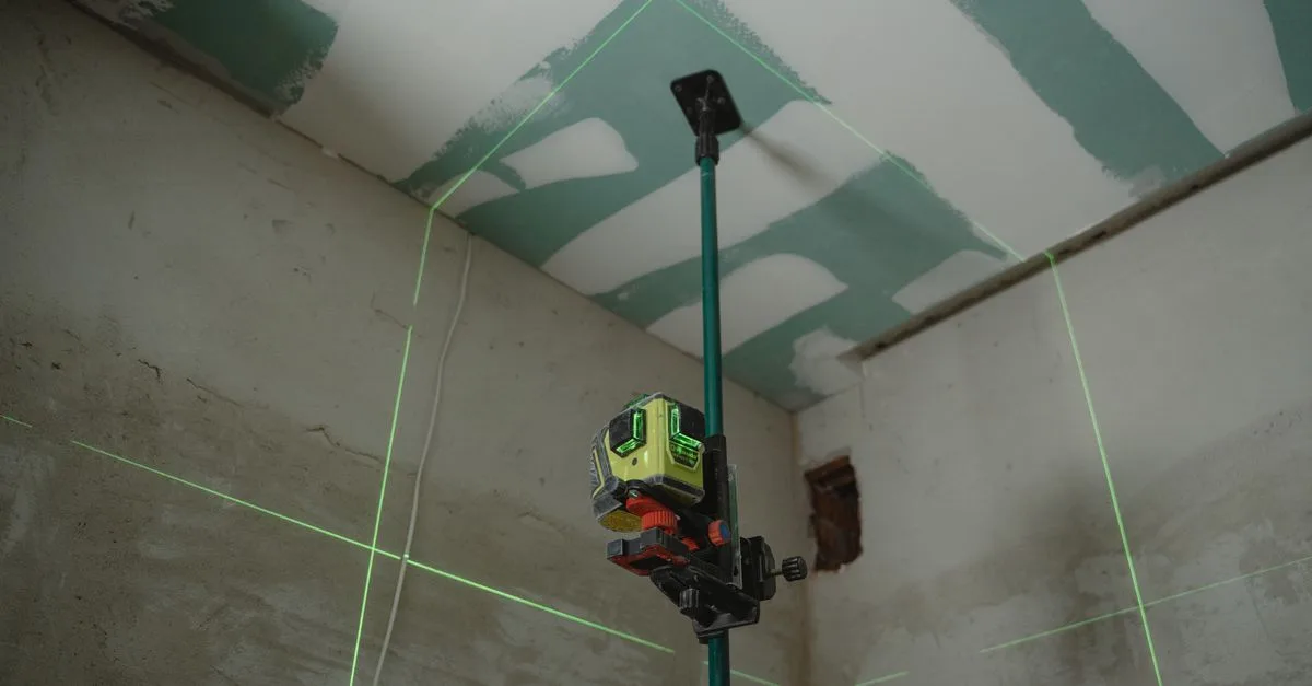 découvrez comment déterminer l’espacement des fourrures de plafond pour poser des plaques de plâtre solides et obtenir une finition uniforme.