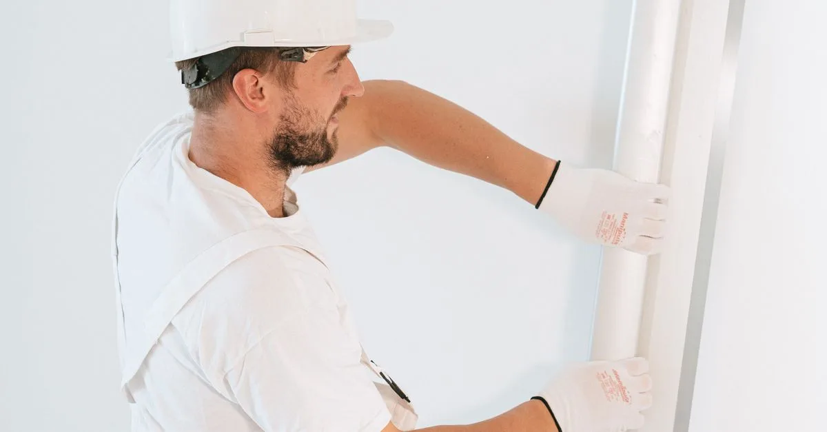 découvrez la hauteur maximale d’une cloison en plaques de plâtre de 48 mm et les facteurs à prendre en compte pour garantir sa stabilité.