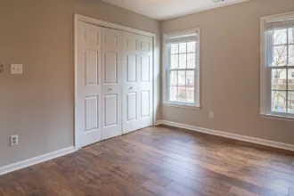découvrez comment appliquer un enduit de ragréage autolissant sur un plancher en bois, avec les étapes de préparation et les précautions essentielles.