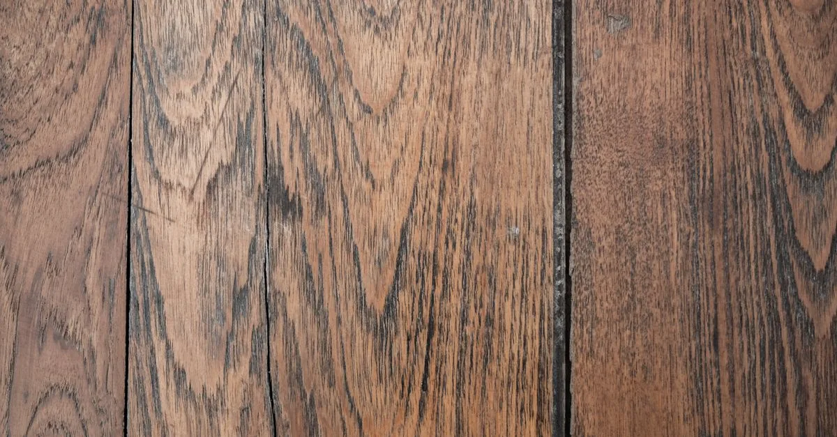 découvrez les causes d’un parquet qui grince et les solutions simples pour réduire les bruits et retrouver un sol silencieux.