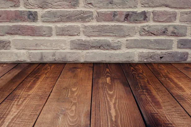 découvrez pourquoi un parquet en bois grince et comment réduire les bruits pour retrouver un sol plus silencieux et confortable.