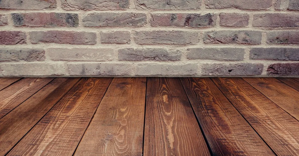 découvrez pourquoi un parquet en bois grince et comment réduire les bruits pour retrouver un sol plus silencieux et confortable.